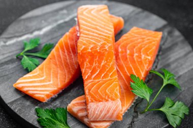 Çiğ somon balığı fileto taze lezzetli sağlıklı yemek aperatif yemek aperatifleri masa üzerinde fotokopi uzay yiyecek arka plan kırsal üst görünüm