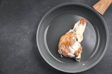 Ördek bacağı yarı pişmiş ördek eti taze lezzetli sağlıklı yemek aperatif yemek atıştırmalığı fotokopi masasında uzay yemeği arka plan kırsal manzarası