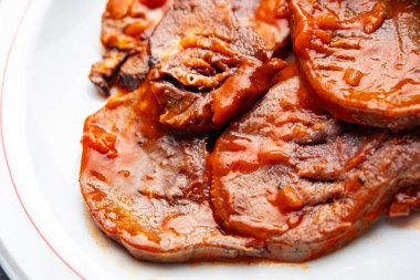 Sığır dili sıcak sos taze lezzetli yemek aperatif yemek aperatif fotokopi masa arkası yemek arka plan kırsal üst görüş keto veya paleo diyet