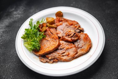 Sığır dili sıcak sos taze lezzetli yemek aperatif yemek aperatif fotokopi masa arkası yemek arka plan kırsal üst görüş keto veya paleo diyet