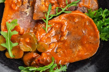 Sığır dili sıcak sos taze lezzetli yemek aperatif yemek aperatif fotokopi masa arkası yemek arka plan kırsal üst görüş keto veya paleo diyet