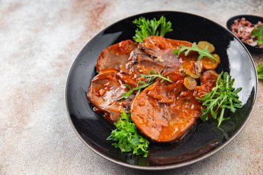 Sığır dili sıcak sos taze lezzetli yemek aperatif yemek aperatif fotokopi masa arkası yemek arka plan kırsal üst görüş keto veya paleo diyet