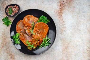 Sığır dili sıcak sos taze lezzetli yemek aperatif yemek aperatif fotokopi masa arkası yemek arka plan kırsal üst görüş keto veya paleo diyet