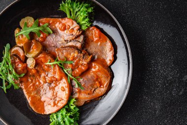 Sığır dili sıcak sos taze lezzetli yemek aperatif yemek aperatif fotokopi masa arkası yemek arka plan kırsal üst görüş keto veya paleo diyet