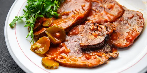 Sığır dili sıcak sos taze lezzetli yemek aperatif yemek aperatif fotokopi masa arkası yemek arka plan kırsal üst görüş keto veya paleo diyet