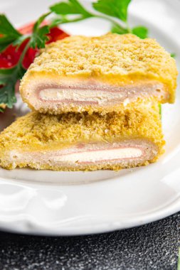 Cordon bleu pirzolası tavuk eti, peynir, pastırma abur cubur masada fotokopi uzayı arka plan kırsal manzarası