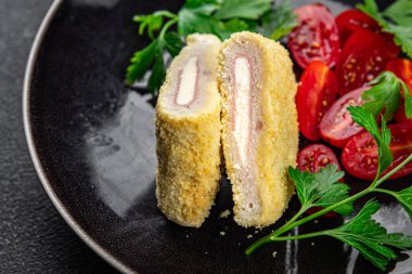 Cordon bleu pirzolası tavuk eti, peynir, pastırma abur cubur masada fotokopi uzayı arka plan kırsal manzarası