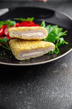 Cordon bleu pirzolası tavuk eti, peynir, pastırma abur cubur masada fotokopi uzayı arka plan kırsal manzarası