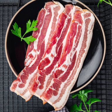 Taze pastırma dilimi domuz eti yemek aperatif yemek aperatifleri fotokopi masasında uzay yiyecekleri arka plan kırsal manzarası