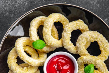 Soğan halkaları, fast food, fritöz, domates sosu, aperatif yemek, sofrada yemek, fotokopi, arka plan, kırsal alan manzarası.