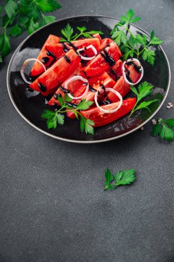 Domates salatası taze sağlıklı yemek aperatifi yemek aperatifi masa arkası yemek arka plan kırsal üst görüş keto veya paleo diyet vejetaryen yemek