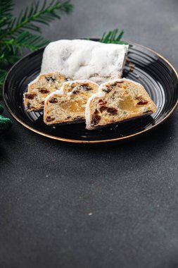 Çalınmış Noel tatlısı, tatlı bayram pişirme, yeni yılı ve Noel 'i kutluyor. Yemek atıştırmalıklarını fotokopi masasında. Arka plan kırsal manzarası.