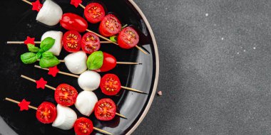 Caprese kanepeleri mozzarella domates salatası şiş parmak yiyecekler aperatif yemek aperatifler masa üzerinde fotokopi uzay yiyecekleri arka plan kırsal üst görünüm keto veya