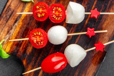 Caprese kanepeleri mozzarella domates salatası şiş parmak yiyecekler aperatif yemek aperatifler masa üzerinde fotokopi uzay yiyecekleri arka plan kırsal üst görünüm keto veya