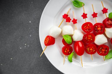 Caprese kanepeleri mozzarella domates salatası şiş parmak yiyecekler aperatif yemek aperatifler masa üzerinde fotokopi uzay yiyecekleri arka plan kırsal üst görünüm keto veya