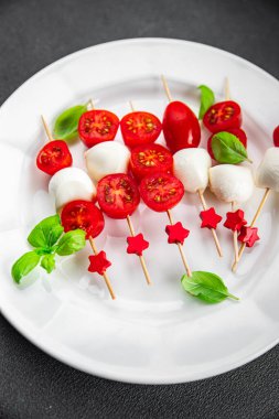 Caprese kanepeleri mozzarella domates salatası şiş parmak yiyecekler aperatif yemek aperatifler masa üzerinde fotokopi uzay yiyecekleri arka plan kırsal üst görünüm keto veya