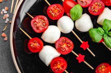 Caprese kanepeleri mozzarella domates salatası şiş parmak yiyecekler aperatif yemek aperatifler masa üzerinde fotokopi uzay yiyecekleri arka plan kırsal üst görünüm keto veya