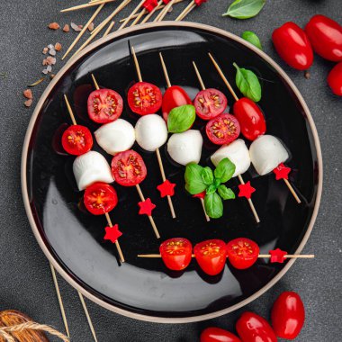 Caprese kanepeleri mozzarella domates salatası şiş parmak yiyecekler aperatif yemek aperatifler masa üzerinde fotokopi uzay yiyecekleri arka plan kırsal üst görünüm keto veya