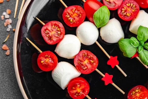 Caprese kanepeleri mozzarella domates salatası şiş parmak yiyecekler aperatif yemek aperatifler masa üzerinde fotokopi uzay yiyecekleri arka plan kırsal üst görünüm keto veya