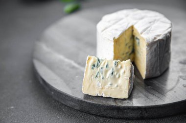 Mavi peynir yoğun lezzet kremalı yumuşak küflü peynir yemek aperatif yemek atıştırmalığı fotokopi masasında uzay yemeği arka planında