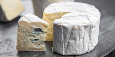 Mavi peynir yoğun lezzet kremalı yumuşak küflü peynir yemek aperatif yemek atıştırmalığı fotokopi masasında uzay yemeği arka planında