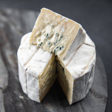 Mavi peynir yoğun lezzet kremalı yumuşak küflü peynir yemek aperatif yemek atıştırmalığı fotokopi masasında uzay yemeği arka planında