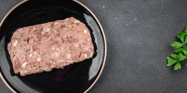 Terrine ezmesi şampanya... geleneksel domuz eti... taze et... aperatif yemek... yemek... fotokopi masasında... uzay yemeği... arka plan kırsal manzarası...