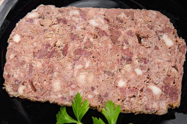 Terrine ezmesi şampanya... geleneksel domuz eti... taze et... aperatif yemek... yemek... fotokopi masasında... uzay yemeği... arka plan kırsal manzarası...