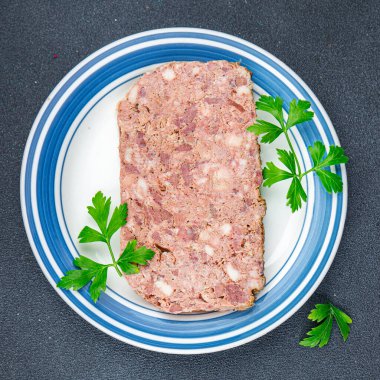 Terrine ezmesi şampanya... geleneksel domuz eti... taze et... aperatif yemek... yemek... fotokopi masasında... uzay yemeği... arka plan kırsal manzarası...