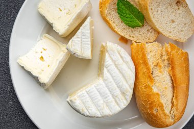 Peynirli, kremalı, küflü, güçlü, lezzetli, iştah açıcı, abur cubur yiyen, arka plandaki uzay yiyeceklerinin fotokopisini çeken, kırsal manzaralı.