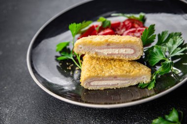 Tavuk pirzolası, cordon bleu taze et, peynir, pastırma aperatifler masada atıştırmalıklar fotokopi uzayı arka plan kırsal manzarası