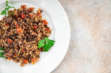 pilav, mercimek ve sebze taze yemek yemek aperatifi masada fotokopi uzayı yemek arka plan kırsal manzaralı vejetaryen yemeği et yok.