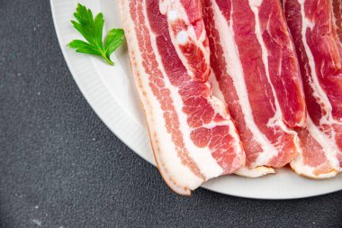 Domuz pastırması taze domuz eti iştah açıcı yemek aperatifleri fotokopi uzayı arka plan kırsal manzarası