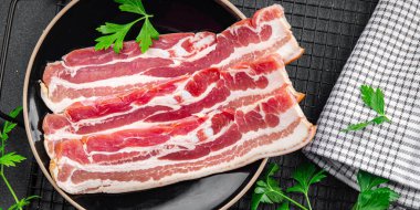 Domuz pastırması taze domuz eti iştah açıcı yemek aperatifleri fotokopi uzayı arka plan kırsal manzarası