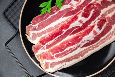 Domuz pastırması taze domuz eti iştah açıcı yemek aperatifleri fotokopi uzayı arka plan kırsal manzarası