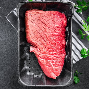 Sığır eti taze dana eti sağlıklı pişirme yemeği aperatifi masanın üzerinde fotokopi alanı arka plan kırsal manzarası