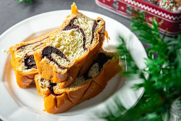 Noel pastası çikolata katmanı zencefilli kurabiye tatlı tatlı tatlı tatlı bayram pişirme yeni yıl ve Noel kutlaması öğünleri atıştırmalıkları masa üzerinde fotokopi uzay yiyecekleri arka plan kırsal üst görünüm