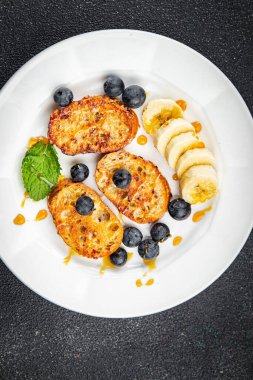 Kahvaltı tostu tatlı böğürtlen, muzlu krep aperatif yemek aperatifleri masa üzerinde fotokopi uzay yemeği arka plan kırsal üst görünüm
