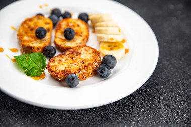 Kahvaltı tostu tatlı böğürtlen, muzlu krep aperatif yemek aperatifleri masa üzerinde fotokopi uzay yemeği arka plan kırsal üst görünüm