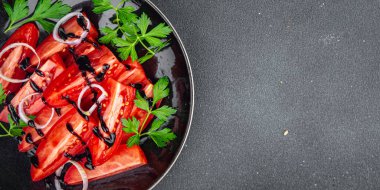 Salata kırmızı domates taze yemek aperatif yemek aperatif masa fotokopisi uzay yemek arka plan kırsal üst görünüm