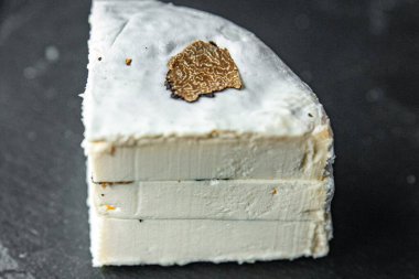 Yer mantarı peyniri taze kaymak tadı ve taze trüf mantarı meyvesi ve yer mantarı yağı katmanları taze sağlıklı yemek aperatifleri yemek aperatifleri masa arkası uzay yiyeceklerinin fotokopisi üzerinde 