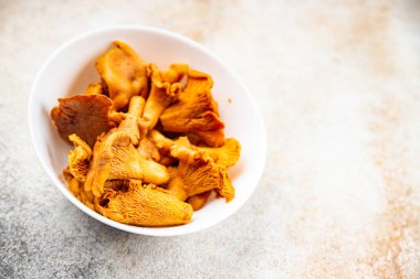 Mantar yemeği chanterelle lezzetli mantarlar masanın üzerinde atıştırmalık uzay yiyecek arka plan kırsal üst görünüm