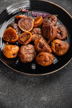 İncirler kurutulmuş meyveler sağlıklı iştah açıcı yemek atıştırmalıkları masada fotokopi uzayı arka plan kırsal manzarası