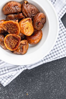 İncirler kurutulmuş meyveler sağlıklı iştah açıcı yemek atıştırmalıkları masada fotokopi uzayı arka plan kırsal manzarası