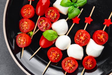 Caprese mozzarella domates aperatifi salata şiş parmak yemek aperatif yemek aperatifler masa üzerinde fotokopi uzay gıda arka plan kırsal üst görünüm