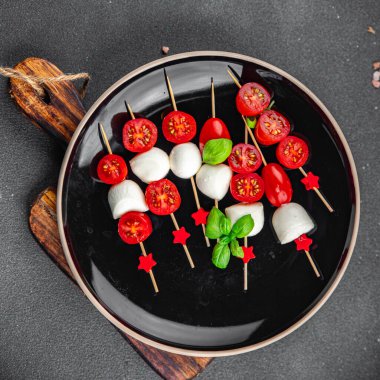 Caprese mozzarella domates aperatifi salata şiş parmak yemek aperatif yemek aperatifler masa üzerinde fotokopi uzay gıda arka plan kırsal üst görünüm