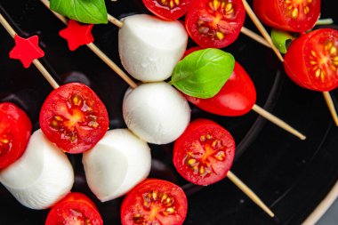Caprese mozzarella domates aperatifi salata şiş parmak yemek aperatif yemek aperatifler masa üzerinde fotokopi uzay gıda arka plan kırsal üst görünüm