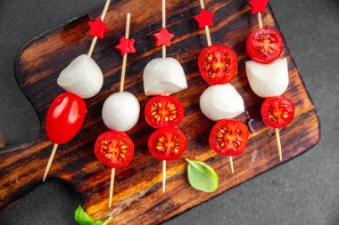 Caprese mozzarella domates aperatifi salata şiş parmak yemek aperatif yemek aperatifler masa üzerinde fotokopi uzay gıda arka plan kırsal üst görünüm