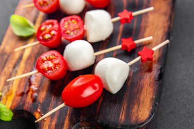 Caprese mozzarella domates aperatifi salata şiş parmak yemek aperatif yemek aperatifler masa üzerinde fotokopi uzay gıda arka plan kırsal üst görünüm