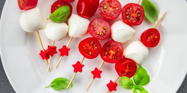 Caprese mozzarella domates aperatifi salata şiş parmak yemek aperatif yemek aperatifler masa üzerinde fotokopi uzay gıda arka plan kırsal üst görünüm